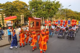 Đoàn rước trong nghi thức Lễ tế Tổ bách nghệ và Lễ rước tôn vinh nghệ nhân, làng nghề tại Thừa Thiên-Huế, trên đường Lê Lợi. (Ảnh: Hồ Cầu/TTXVN)