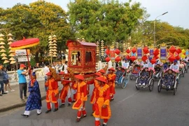 Đoàn rước trong nghi thức Lễ tế Tổ bách nghệ và Lễ rước tôn vinh nghệ nhân, làng nghề tại Thừa Thiên-Huế, trên đường Lê Lợi. (Ảnh: Hồ Cầu/TTXVN)
