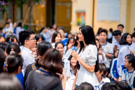 Không đơn thuần chỉ là buổi giao lưu, Á hậu Hoàng Thùy cùng các khách mời còn đóng vai trò là diễn giả, chia sẻ câu chuyện của bản thân để tiếp thêm sức mạnh, truyền cảm hứng đến các bạn trẻ.(Ảnh: Như Hoàn/Vietnam+)