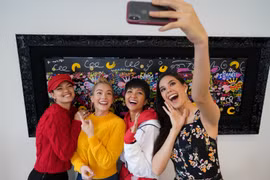 Dàn người đẹp Miss Universe vui sướng gặp H'Hen Niê trên đất Mỹ