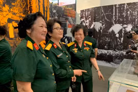 Những "cô gái" bước ra từ tuyến đường Trường Sơn huyền thoại xúc động ngày gặp lại trong không gian triển lãm 'Kiêu hãnh Trường Sơn' vừa khai mạc sáng nay, tại Bảo tàng Phụ nữ Hà Nội. (Ảnh: Xuân Mai/Vietnam+)