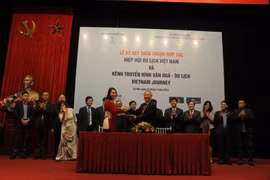 Đại diện Kênh Truyền hình Vietnam Journey và đại diện Hiệp Hội Du lịch Việt Nam tại buổi lễ ký kết. (Ảnh: Vi Phong/Vietnam+)