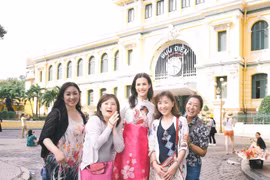 Hoa hậu Thế giới Mariem Velazco lần đầu diện áo dài khám phá Sài Gòn