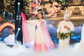 Hoa hậu Tiểu Vy diễn cùng ca sỹ Đàm Vĩnh Hưng trong Táo Xuân 2019 