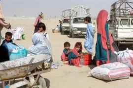 Người Afghanistan đợi để vào Pakisstan tại cửa khẩu biên giới Chaman giữa Afghanistan và Pakistan. (Ảnh: THX/TTXVN)