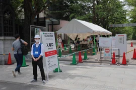 Một địa điểm tiêm vaccine ngừa COVID-19 tại Tokyo, Nhật Bản. (Ảnh: AFP/TTXVN)
