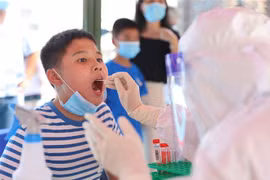 Nhân viên y tế lấy mẫu xét nghiệm COVID-19 cho người dân tại tỉnh Phúc Kiến, Trung Quốc. (Ảnh: THX/TTXVN)