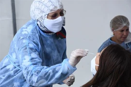 Nhân viên y tế lấy mẫu xét nghiệm COVID-19 cho người dân tại Rabat, Maroc. (Ảnh: THX/TTXVN)