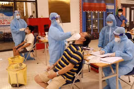 Xét nghiệm cho người dân tại chung cư 69 phố Thụy Khuê, phường Thụy Khuê, quận Ba Đình, Hà Nội. (Ảnh: Trần Việt/TTXVN)