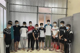 Các đối tượng trong vụ giết người, gây rối trật tự công cộng bị bắt giữ. (Ảnh: TTXVN phát)