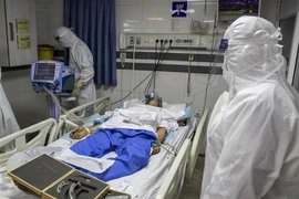 Bệnh nhân COVID-19 được điều trị tại bệnh viện ở Iran. (Ảnh: IRNA/TTXVN)