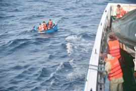 Tiếp cận thuyền viên gặp nạn để đưa vào bờ. Ảnh minh họa. (Ảnh: TTXVN phát)