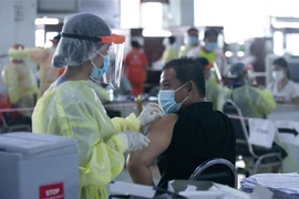 Nhân viên y tế tiêm vaccine phòng COVID-19 cho người dân tại Vientiane, Lào. (Ảnh: THX/TTXVN)
