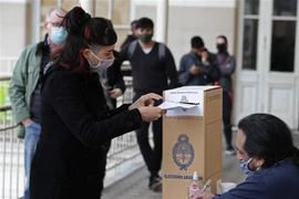 Cử tri bỏ phiếu trong cuộc bầu cử sơ bộ tại thủ đô Buenos Aires, Argentina ngày 12/9. (Ảnh: AFP/TTXVN)