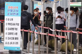 Người dân chờ xét nghiệm COVID-19 tại một điểm xét nghiệm ở Seoul, Hàn Quốc. (Ảnh: YONHAP/TTXVN)