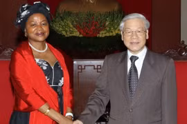 Tổng Bí thư Nguyễn Phú Trọng tiếp Bà Baleka Mbete, Chủ tịch Quốc hội Nam Phi, Chủ tọa Toàn quốc Đảng Đại hội Dân tộc Phi (ANC) sang thăm và dự Đại hội đồng Liên minh Nghị viện Thế giới lần thứ 132 (IPU 132) tại Việt Nam (2015). (Ảnh: Trí Dũng/TTXVN)