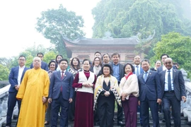 Đoàn đại biểu cấp cao Quốc hội Campuchia cùng các đồng chí lãnh đạo tỉnh Hà Nam tại Khu du lịch Quốc gia Tam Chúc. (Ảnh: Thanh Tuấn/TTXVN)