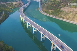 Kỳ lạ xa lộ nối Thượng Hải và Thành Đô chạy giữa dòng sông Tương Tây