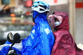 Người dân phải mặc ấm khi ra đường. (Ảnh: Hoàng Hiếu/TTXVN)