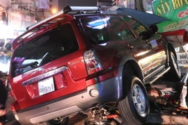 TP.HCM: Ôtô mất lái lao lên vỉa hè đâm 4 người nhập viện