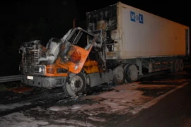 Xe tải bất ngờ bốc cháy, gây ùn tắc kéo dài trên Quốc lộ 1A