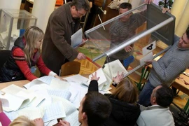 Ủy ban bầu cử Ukraine tố cáo "bị đe dọa" sau khi kiểm phiếu