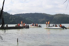 Tìm thêm được 1 thi thể trong vụ lật xuồng trên hồ Đồng Nai 4