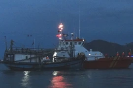 Cà Mau: Cứu nạn tàu cá chở 7 thuyền viên trôi dạt trên biển