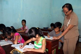 Người phụ nữ gần 10 năm mở lớp học miễn phí cho trẻ lang thang