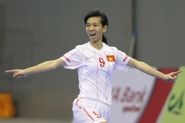 Tuyển futsal nữ Việt Nam "vùi dập" chủ nhà trong ngày ra quân