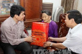 Tặng quà gia đình chính sách. (Ảnh: Thanh Tùng/TTXVN)