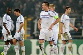 Chelsea và Barcelona thua sốc, "bảng tử thần" căng thẳng