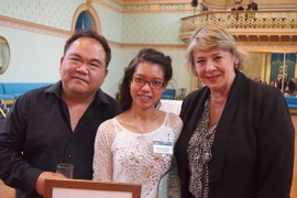 Đặng Thị Hương (giữa) cùng đại diện KOTO Việt Nam tại lễ trao giải. (Ảnh do nhân vật cung cấp)