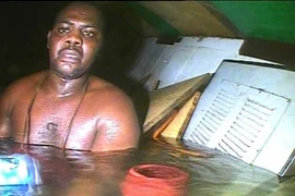 Video người đàn ông sống sót sau 3 ngày kẹt dưới biển