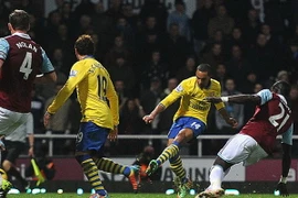 Man City hạ gục Liverpool giúp Arsenal trở lại ngôi đầu