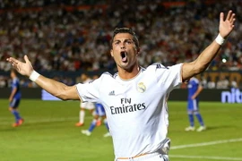 Ronaldo lại khiến Messi "ngửi khói" trong cuộc đua danh hiệu
