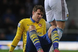 Arsenal trả giá đắt vì ngôi đầu Premier League