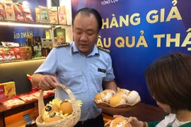 Lực lượng quản lý thị trường đẩy mạnh công tác bảo vệ quyền lợi người tiêu dùng. (Ảnh: Đức Duy/Vietnam+)