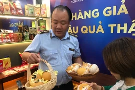 Lực lượng quản lý thị trường đẩy mạnh công tác bảo vệ quyền lợi người tiêu dùng. (Ảnh: Đức Duy/Vietnam+)