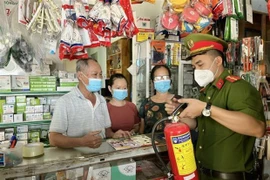 Lực lượng Cảnh sát phòng cháy, chữa cháy và cứu nạn, cứu hộ, Công an tỉnh Ninh Thuận kiểm tra các điều kiện đảm bảo an toàn phòng cháy, chữa cháy tại cơ sở kinh doanh. (Ảnh: TTXVN)