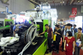 Doanh nghiệp giới thiệu công nghệ sản xuất nhựa tới khách tham quan VietnamPlas 2019. (Ảnh: Xuân Anh/TTXVN)