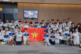 Toàn đoàn Việt Nam tại lễ Bế mạc và trao giải cuộc thi Toán Quốc tế WMI 2023 tổ chức tại Seoul, Hàn Quốc. (Ảnh: PV/Vietnam+)