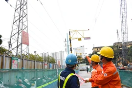 Nhân viên EVNHANOI kiểm tra vận hành lưới điện. (Ảnh: PV/Vietnam+)