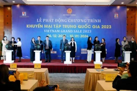 Thứ trưởng Đỗ Thắng Hải và các đại biểu bấm nút phát động Chương trình Khuyến mại tập trung Quốc gia năm 2023. (Ảnh: Đức Duy/Vietnam+)