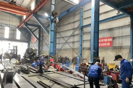 Hoạt động sản xuất kinh doanh tại cụm công nghiệp Phùng Xá. (Ảnh: PV/Vietnam+)