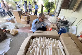 Lực lượng chức năng của Hà Nội kiểm tra một cơ sở có dấu hiệu sản xuất thực phẩm chức năng giả tại huyện Chương Mỹ, Hà Nội. (Ảnh: PV/Vietnam+)