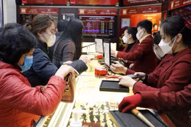 Khách hàng giao dịch vàng miếng. (Ảnh: TTXVN)