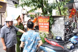 EVNHANOI thường xuyên phối hợp cùng lực lượng chức năng tuyên truyền, cảnh báo nguy hiểm khi tận dụng công trình điện làm nơi buôn bán, sinh hoạt. (Ảnh: evnhanoi)