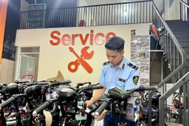 Lực lượng Quản lý Thị trường kiểm tra xe đạp điện. (Ảnh: PV/Vietnam+)