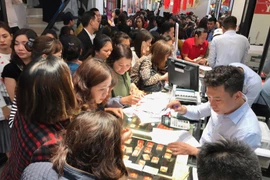 Khách hàng giao dịch vàng tại thị trường Hà Nội. (Ảnh: Đức Duy/Vietnam+)